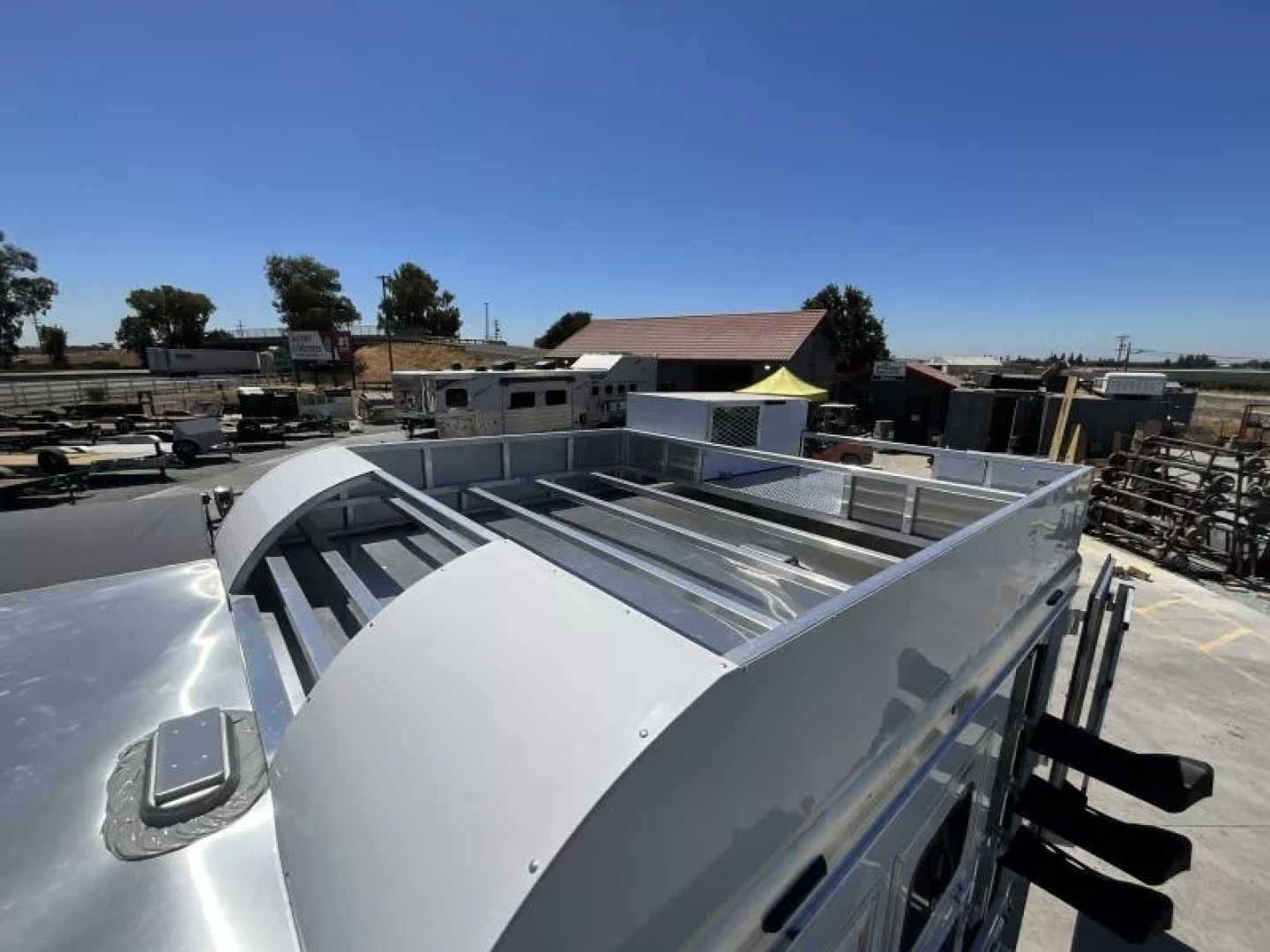 New 2026 Lakota CHARGER 3H SLANT 9FT LQ Horse Trailer