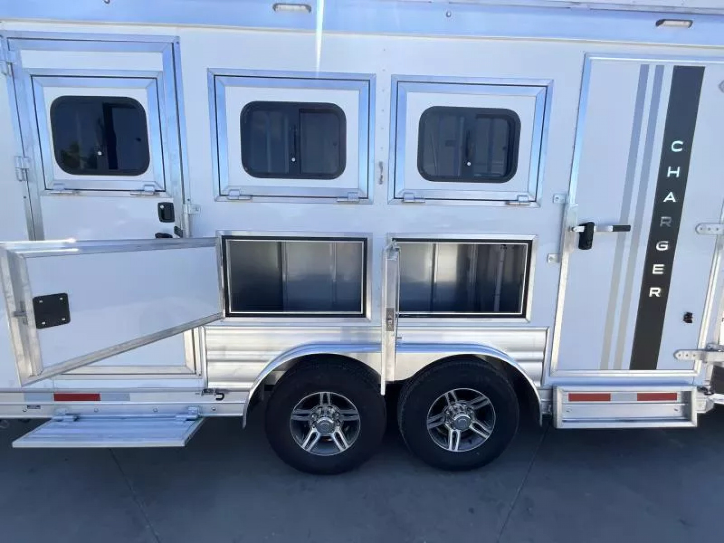 New 2026 Lakota CHARGER 3H SLANT 9FT LQ Horse Trailer