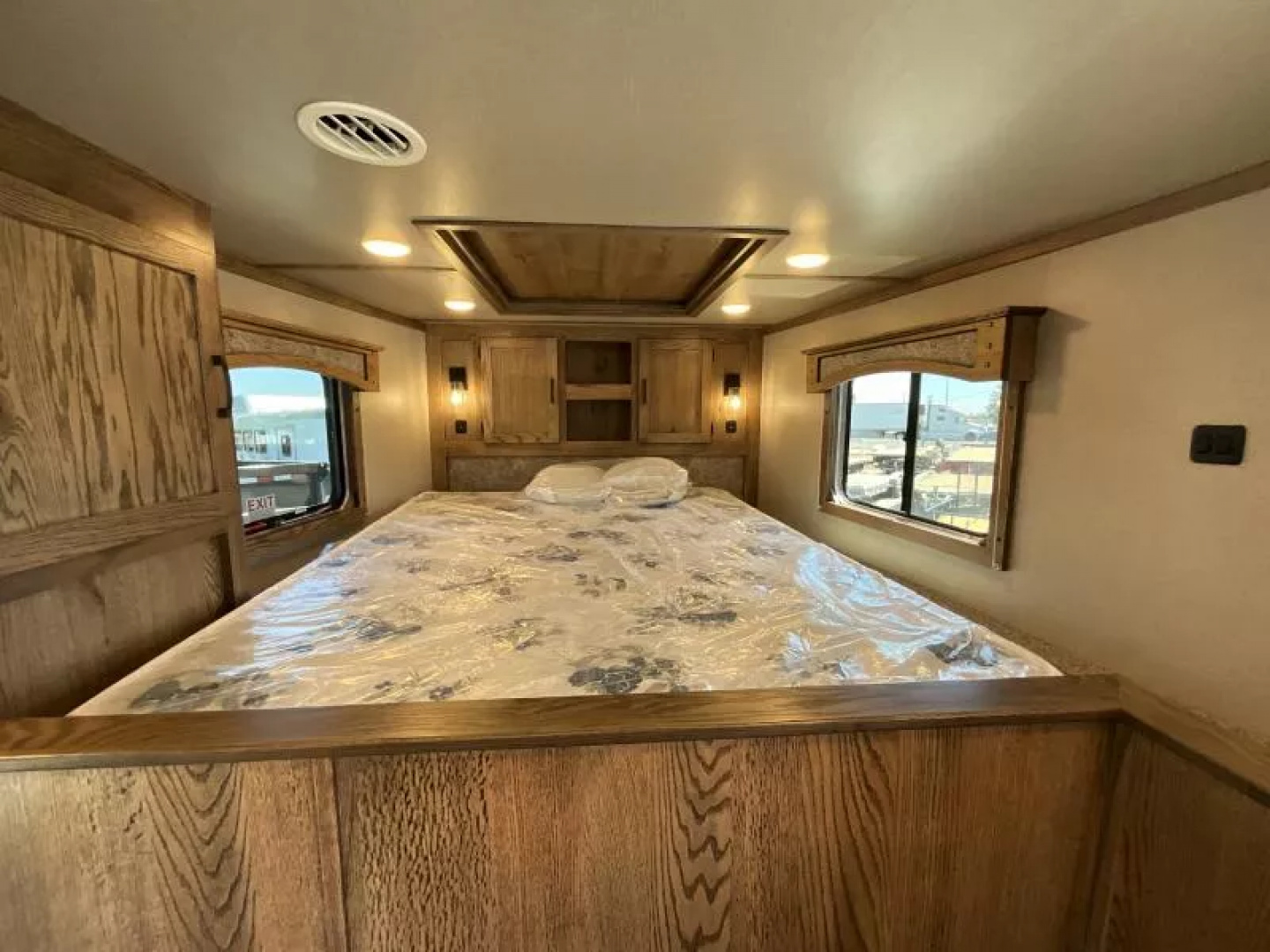 New 2026 Lakota CHARGER 3H SLANT 9FT LQ Horse Trailer