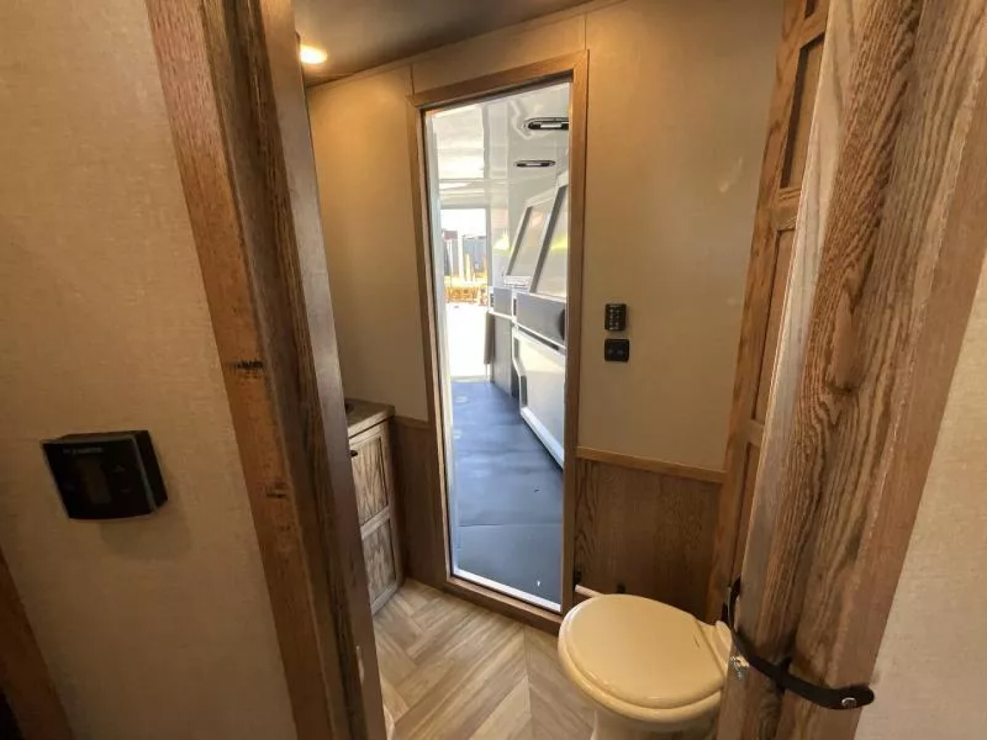 New 2026 Lakota CHARGER 3H SLANT 9FT LQ Horse Trailer