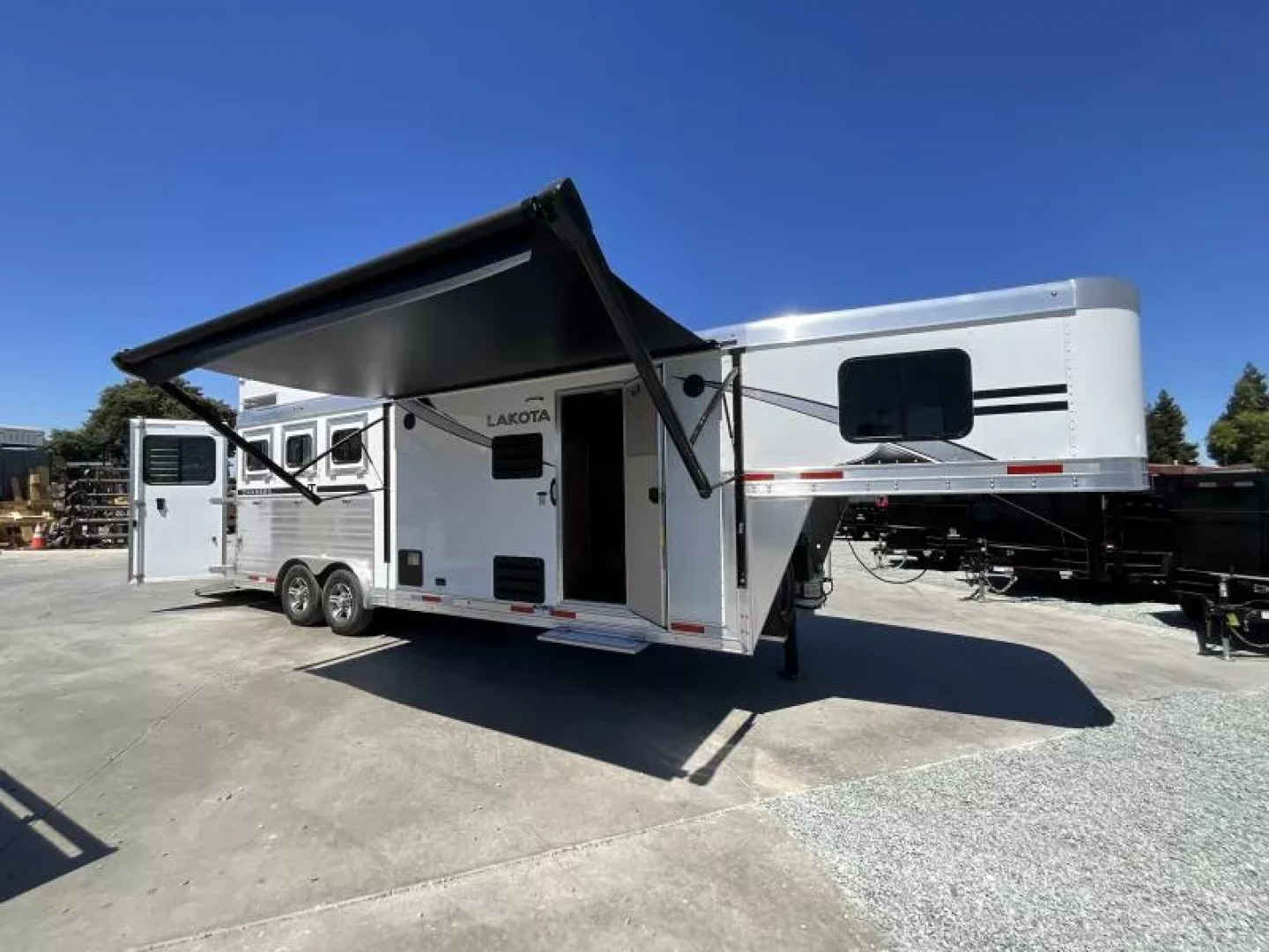 New 2026 Lakota CHARGER 3H SLANT 9FT LQ Horse Trailer