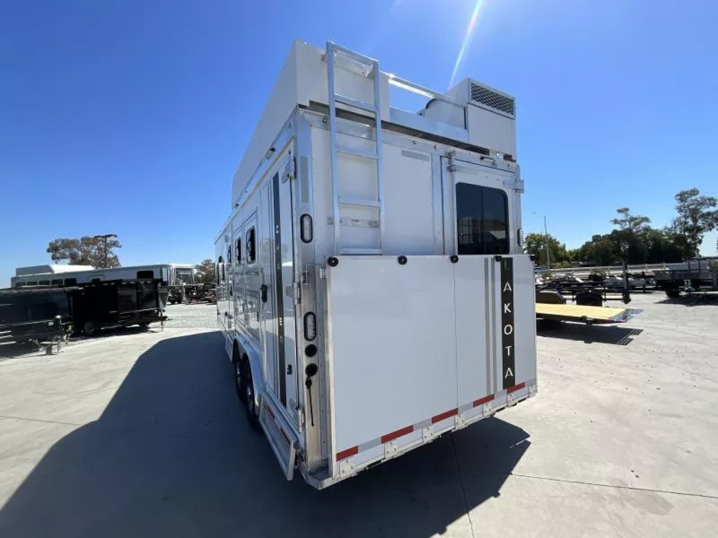 New 2026 Lakota CHARGER 3H SLANT 9FT LQ Horse Trailer