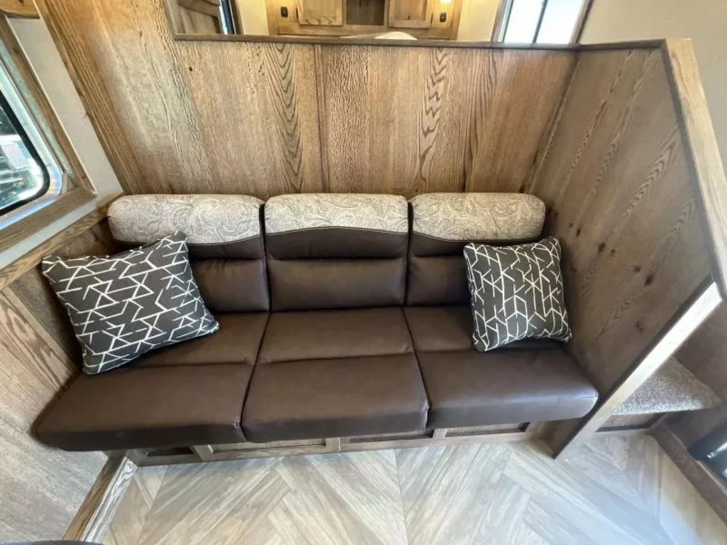 New 2026 Lakota CHARGER 3H SLANT 9FT LQ Horse Trailer