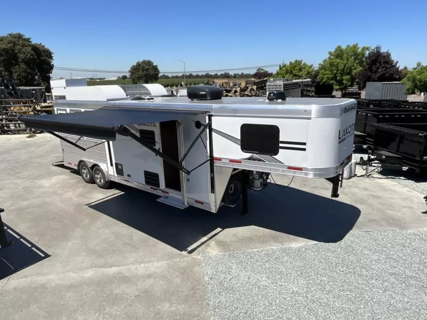 New 2026 Lakota CHARGER 3H SLANT 9FT LQ Horse Trailer