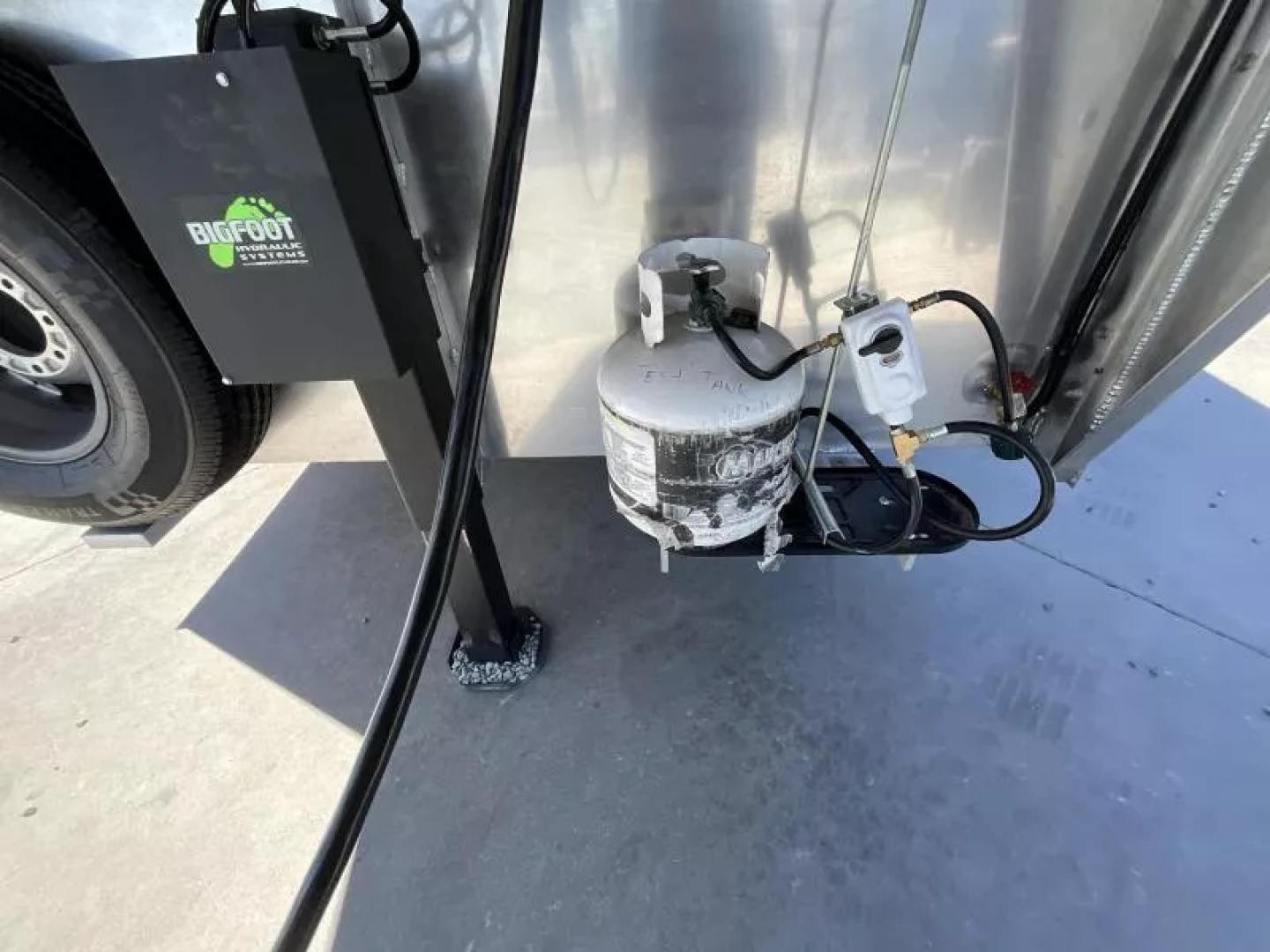 New 2026 Lakota CHARGER 3H SLANT 9FT LQ Horse Trailer