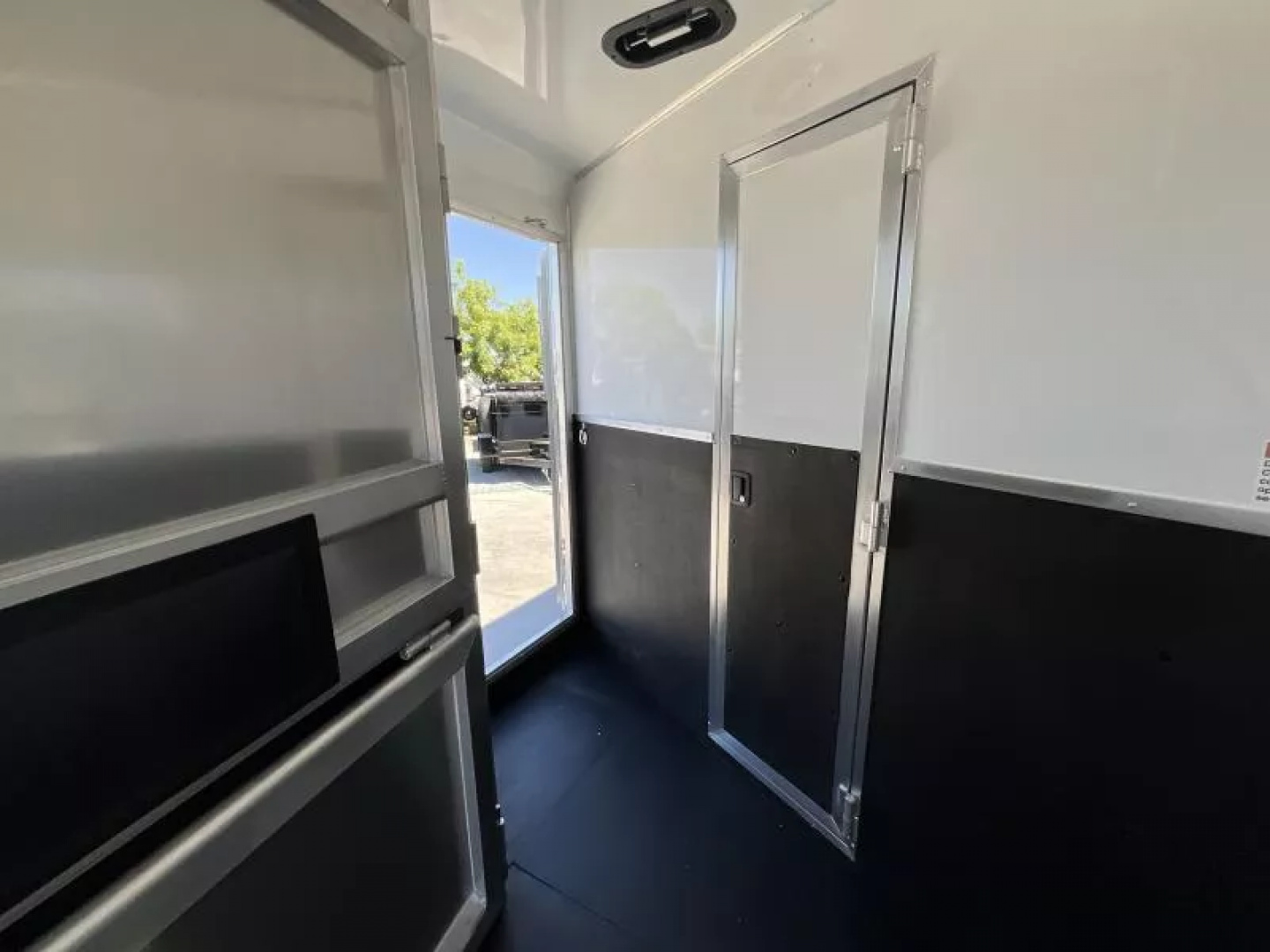 New 2026 Lakota CHARGER 3H SLANT 9FT LQ Horse Trailer