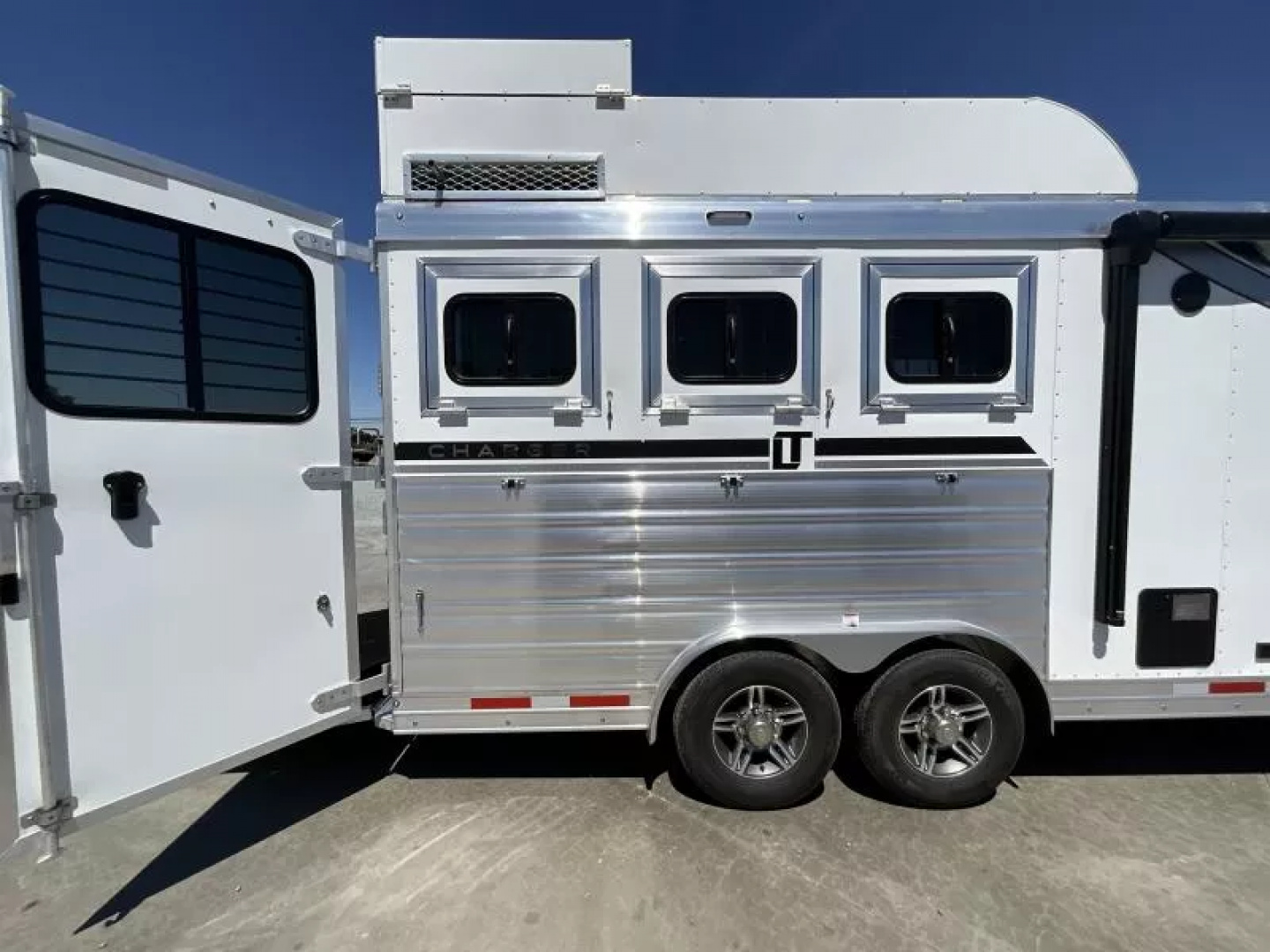 New 2026 Lakota CHARGER 3H SLANT 9FT LQ Horse Trailer