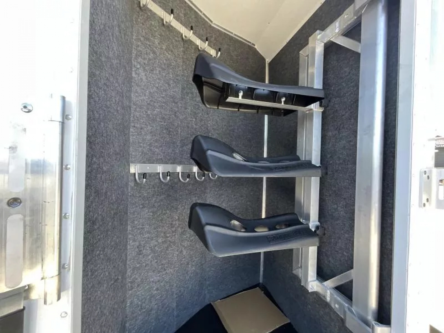 New 2026 Lakota CHARGER 3H SLANT 9FT LQ Horse Trailer