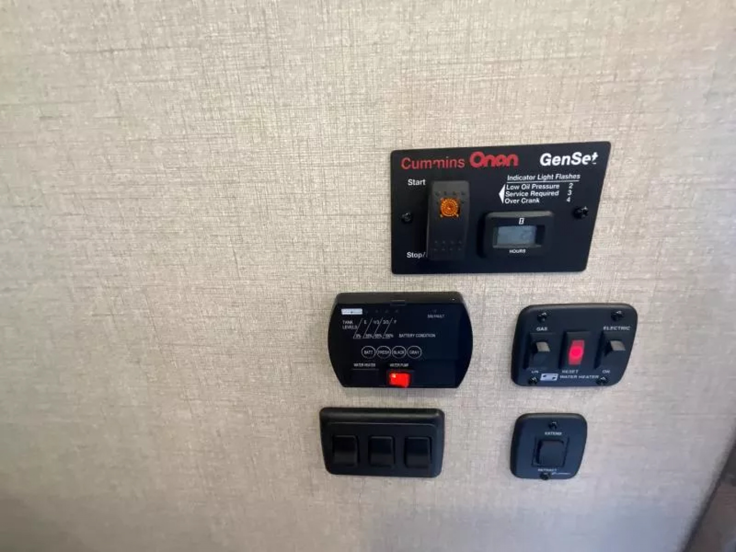 New 2026 Lakota CHARGER 3H SLANT 9FT LQ Horse Trailer