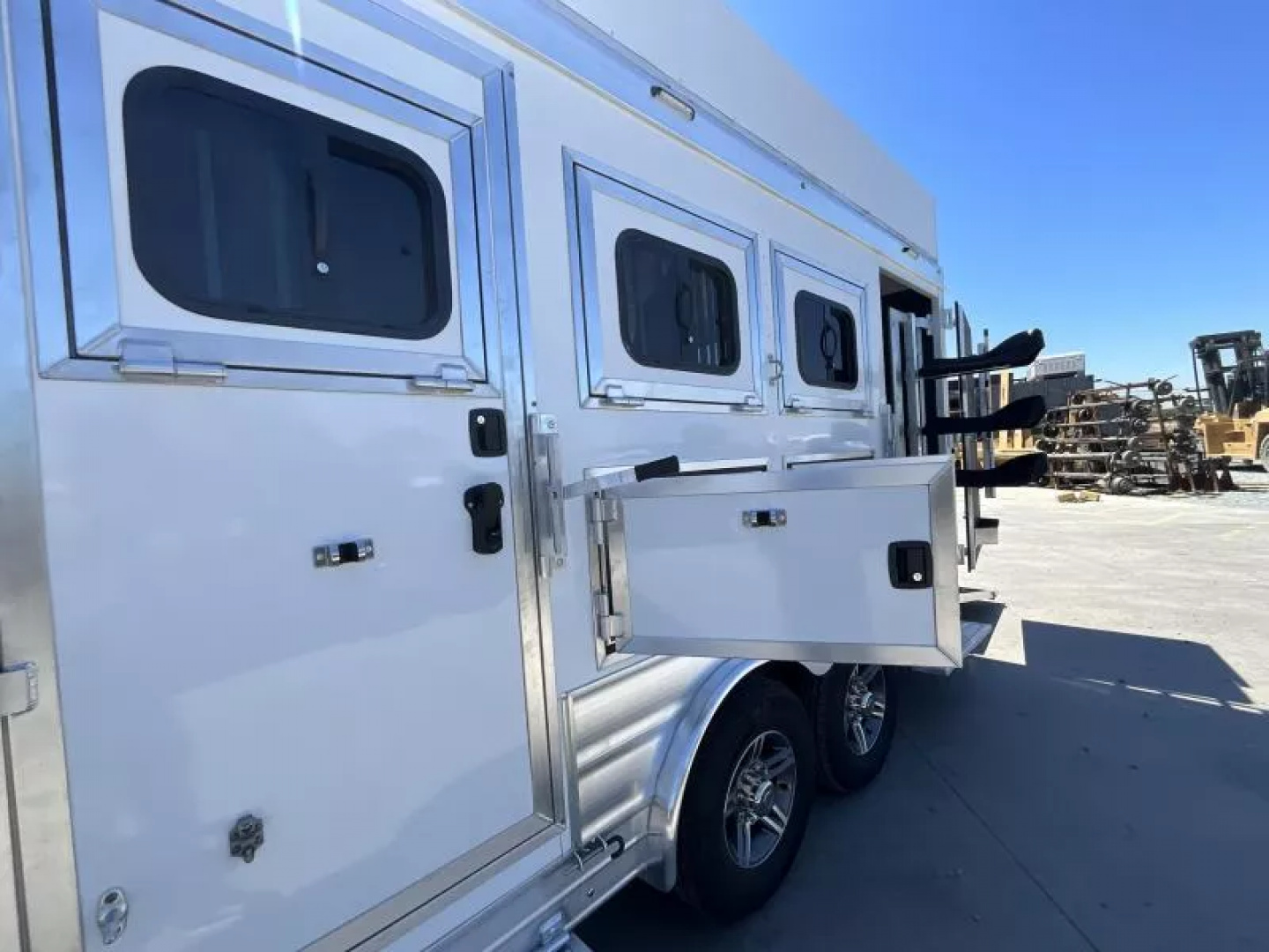 New 2026 Lakota CHARGER 3H SLANT 9FT LQ Horse Trailer