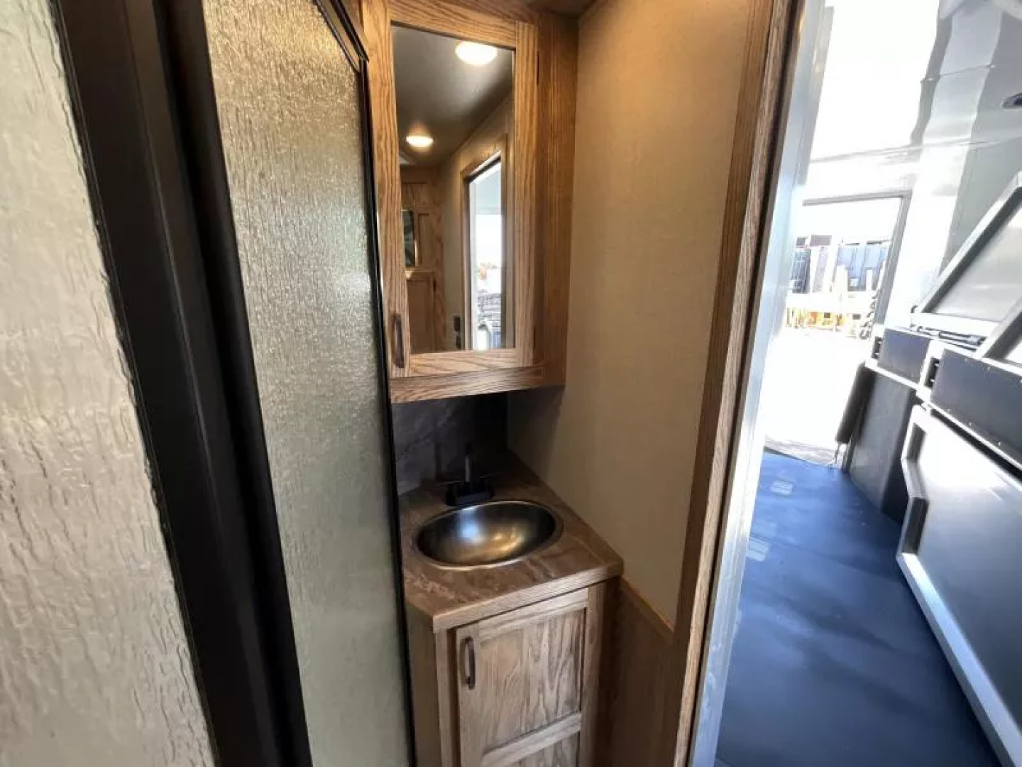 New 2026 Lakota CHARGER 3H SLANT 9FT LQ Horse Trailer