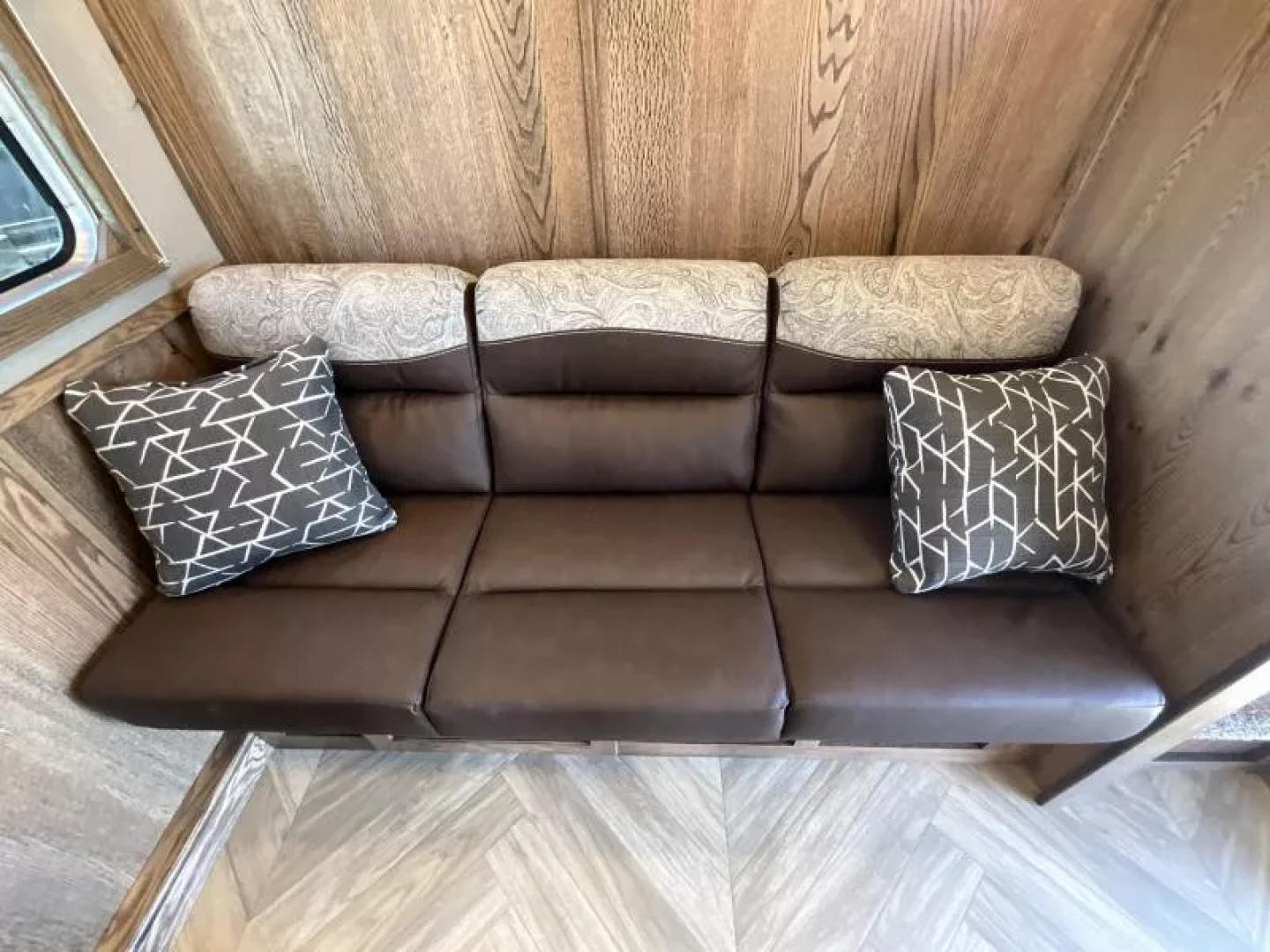 New 2026 Lakota CHARGER 3H SLANT 9FT LQ Horse Trailer