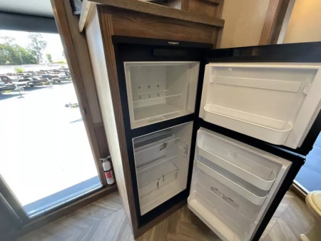 New 2026 Lakota CHARGER 3H SLANT 9FT LQ Horse Trailer