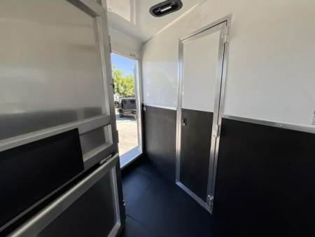 New 2026 Lakota CHARGER 3H SLANT 9FT LQ Horse Trailer