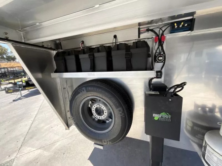 New 2026 Lakota CHARGER 3H SLANT 9FT LQ Horse Trailer