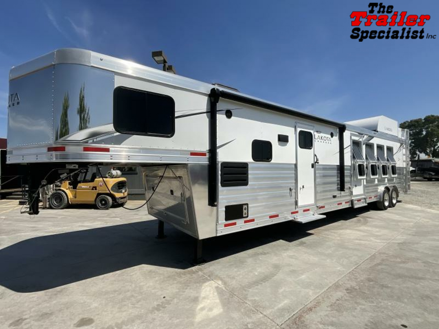 New 2024 Lakota CHARGER 4H GN LQ Horse Trailer