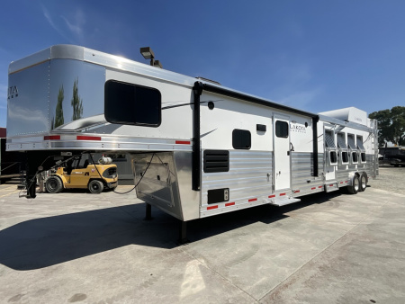 New 2024 Lakota CHARGER 4H GN LQ Horse Trailer