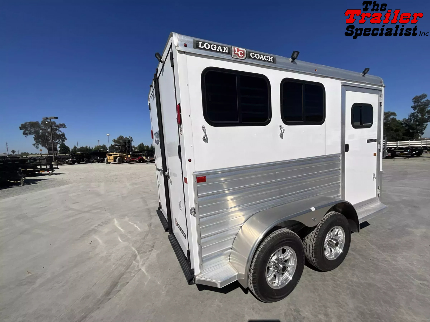New 2025 Logan Coach BULLSEYE 2H BP Horse Trailer