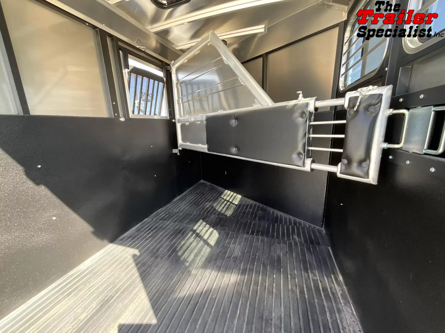 New 2025 Logan Coach BULLSEYE 2H BP Horse Trailer