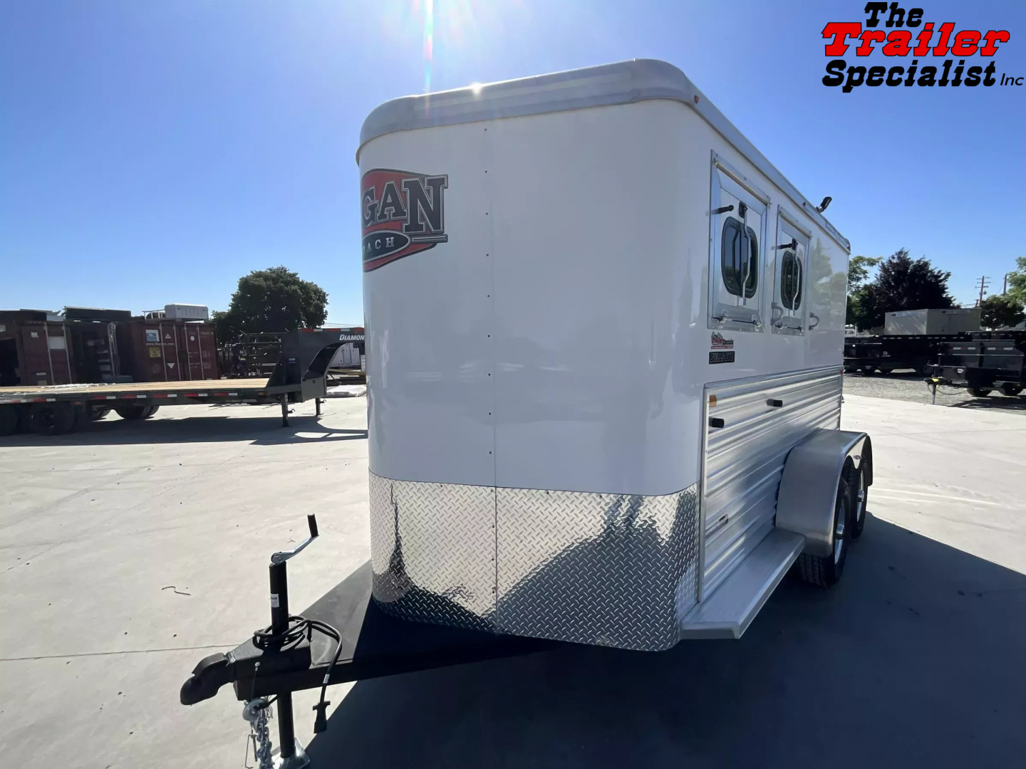 New 2025 Logan Coach BULLSEYE 2H BP Horse Trailer