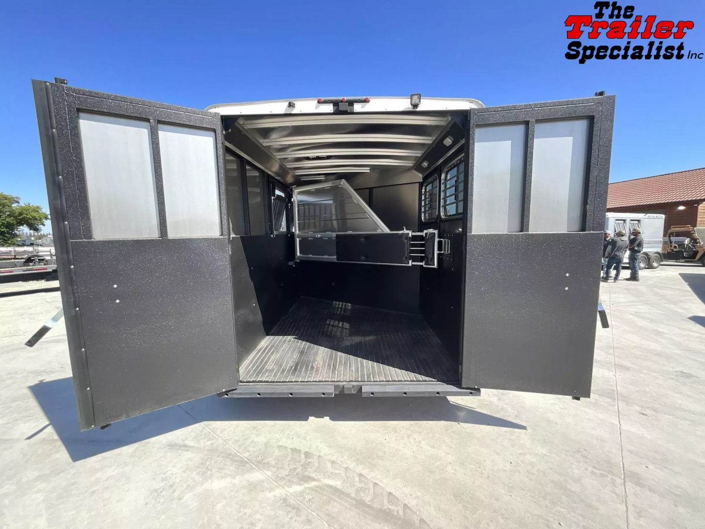 New 2025 Logan Coach BULLSEYE 2H BP Horse Trailer