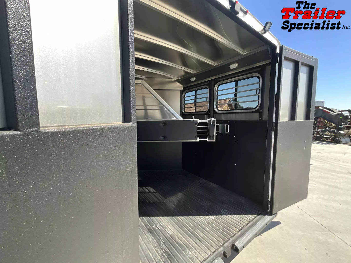 New 2025 Logan Coach BULLSEYE 2H BP Horse Trailer