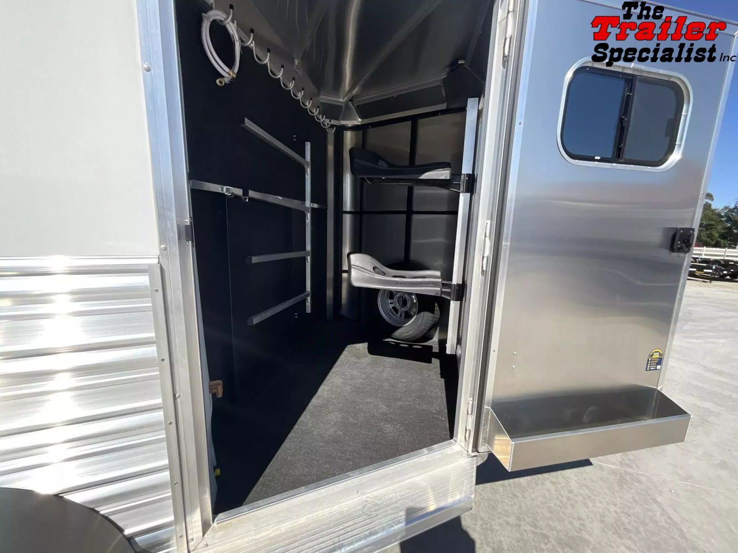 New 2025 Logan Coach BULLSEYE 2H BP Horse Trailer