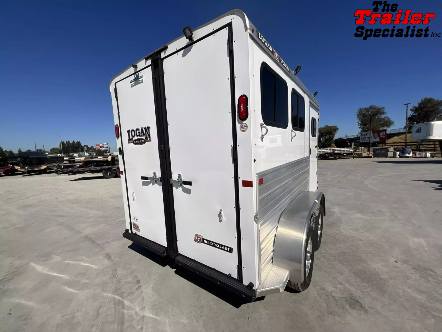 New 2025 Logan Coach BULLSEYE 2H BP Horse Trailer