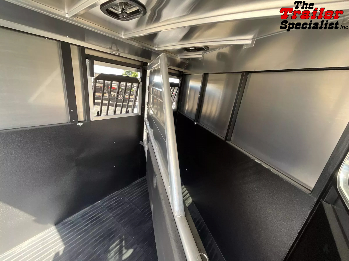 New 2025 Logan Coach BULLSEYE 2H BP Horse Trailer