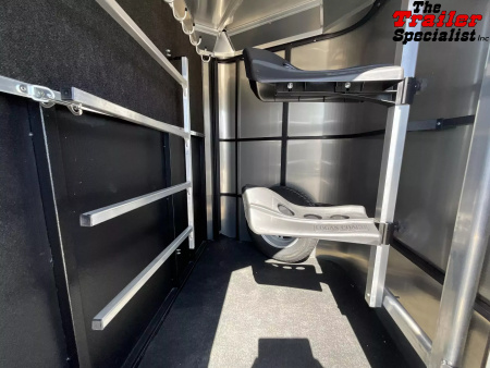 New 2025 Logan Coach BULLSEYE 2H BP Horse Trailer