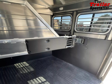 New 2025 Logan Coach BULLSEYE 2H BP Horse Trailer