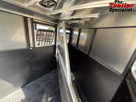 New 2025 Logan Coach BULLSEYE 2H BP Horse Trailer