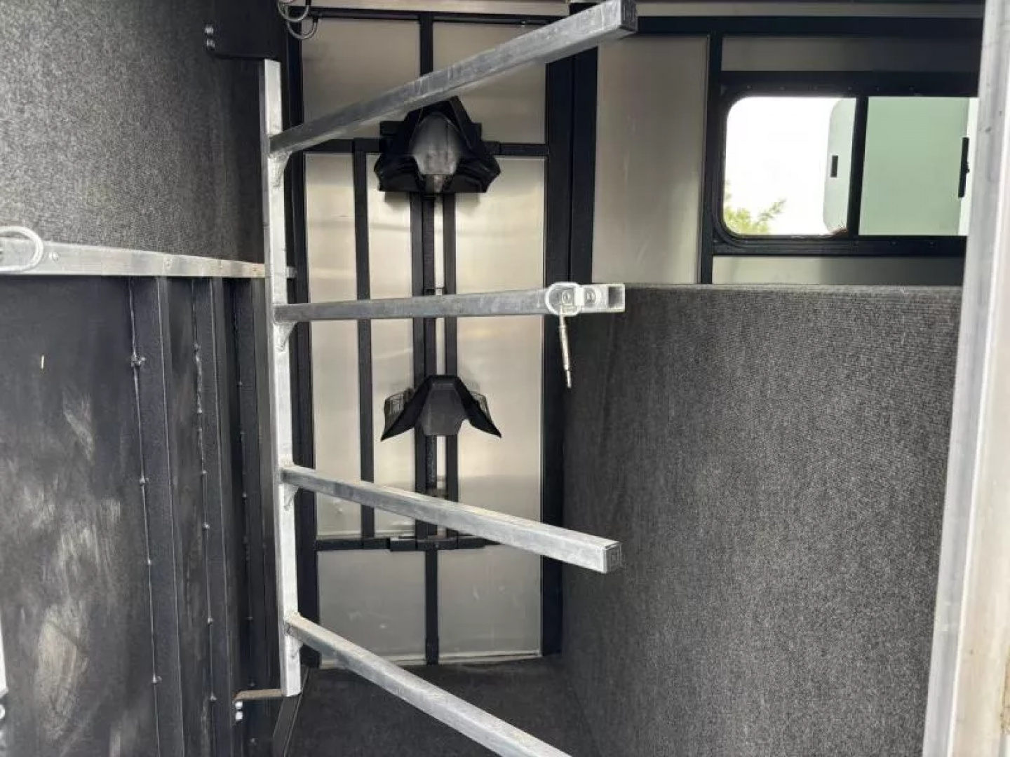 Used 2022 Logan Coach BULLSEYE 2 HORSE GN STRAIGHT LOAD Horse Trailer