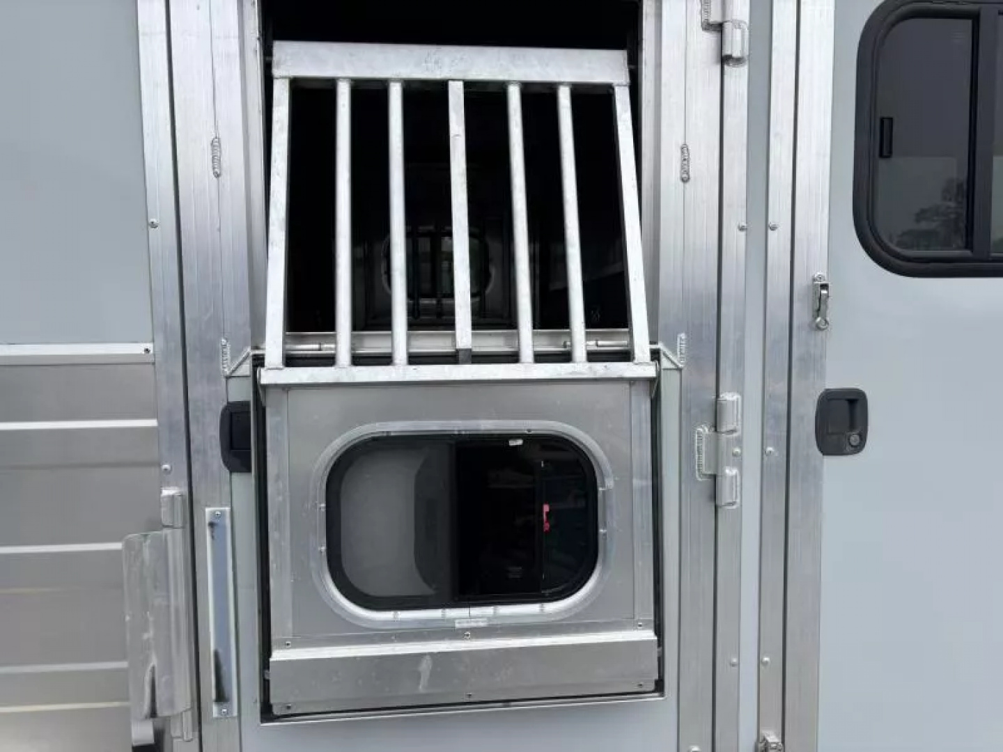 Used 2022 Logan Coach BULLSEYE 2 HORSE GN STRAIGHT LOAD Horse Trailer