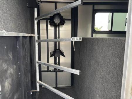 Used 2022 Logan Coach BULLSEYE 2 HORSE GN STRAIGHT LOAD Horse Trailer