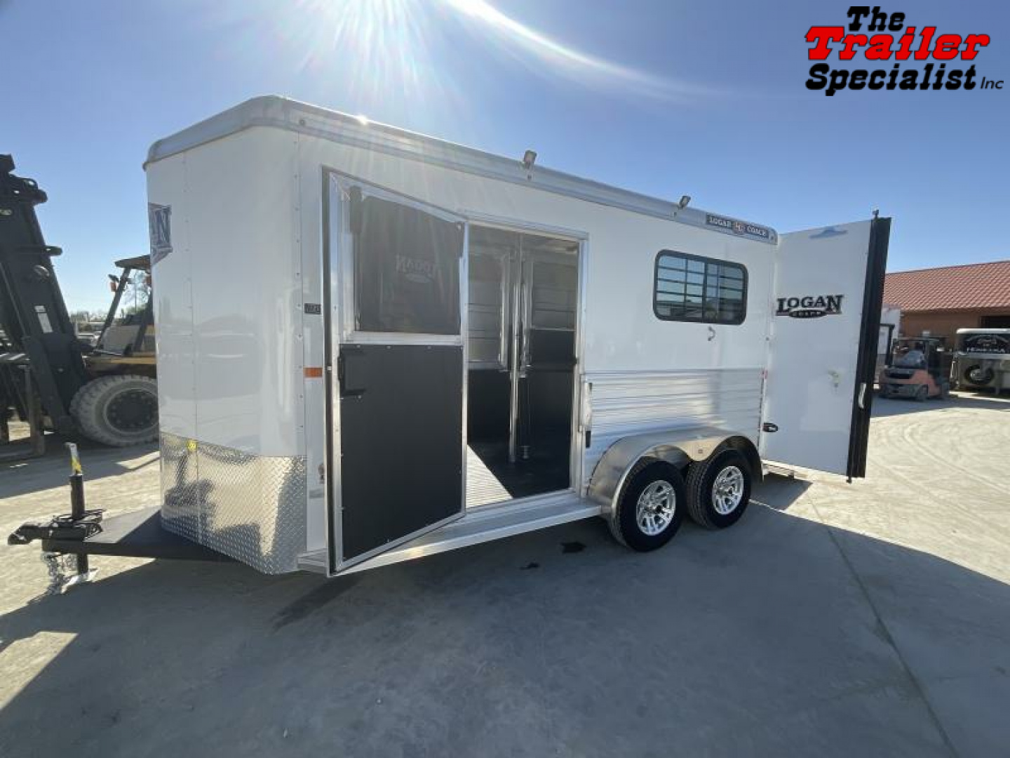 New 2025 Logan Coach BULLSEYE 2H BP STRAIGHT LOAD Horse Trailer