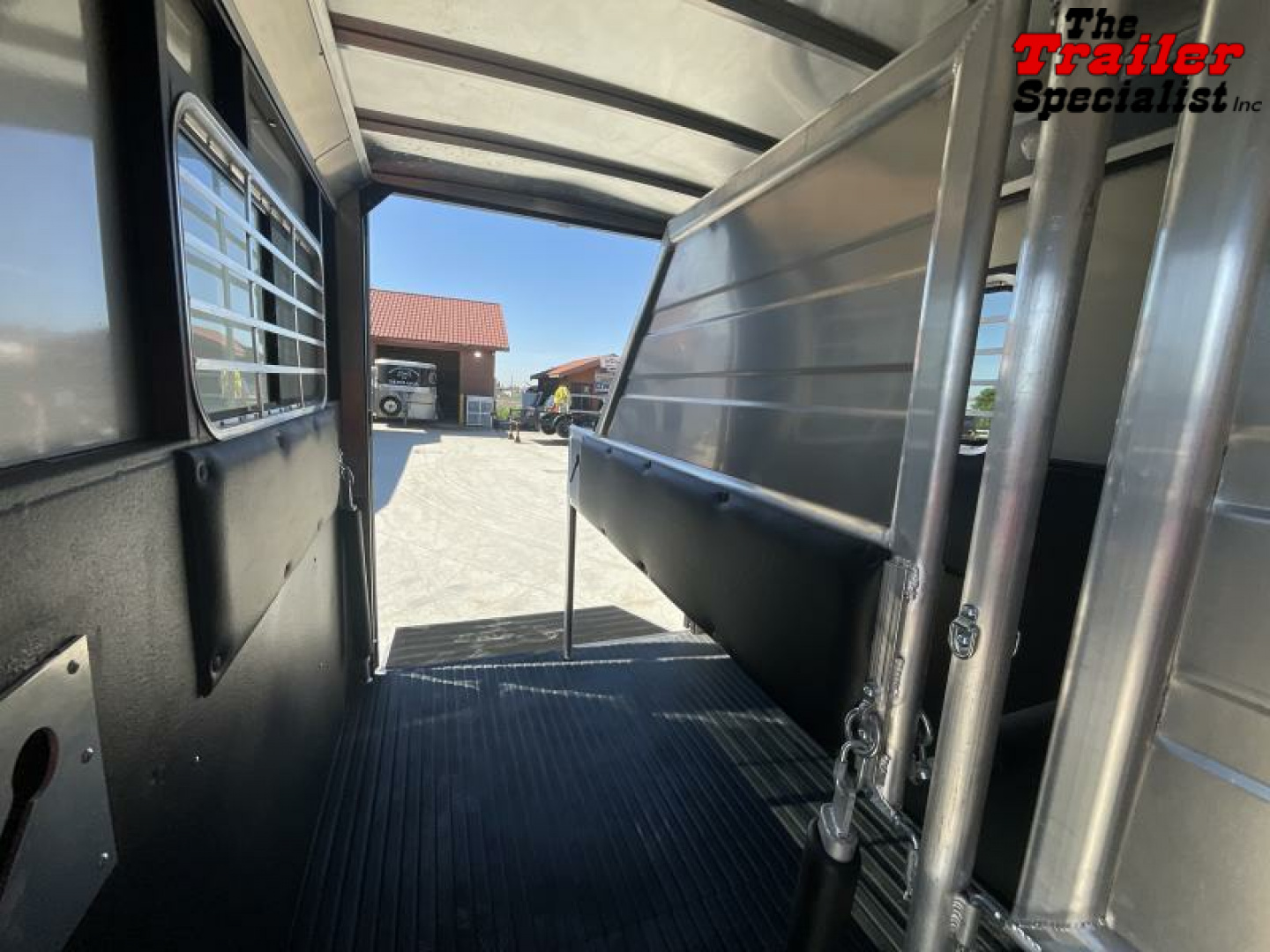 New 2025 Logan Coach BULLSEYE 2H BP STRAIGHT LOAD Horse Trailer