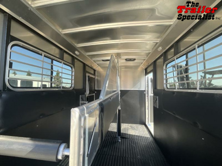 New 2025 Logan Coach BULLSEYE 2H BP STRAIGHT LOAD Horse Trailer