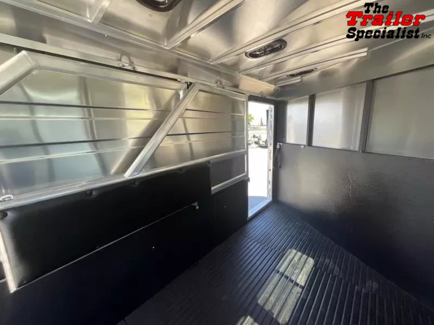 New 2026 Logan Coach BULLSEYE3BPXL Horse Trailer