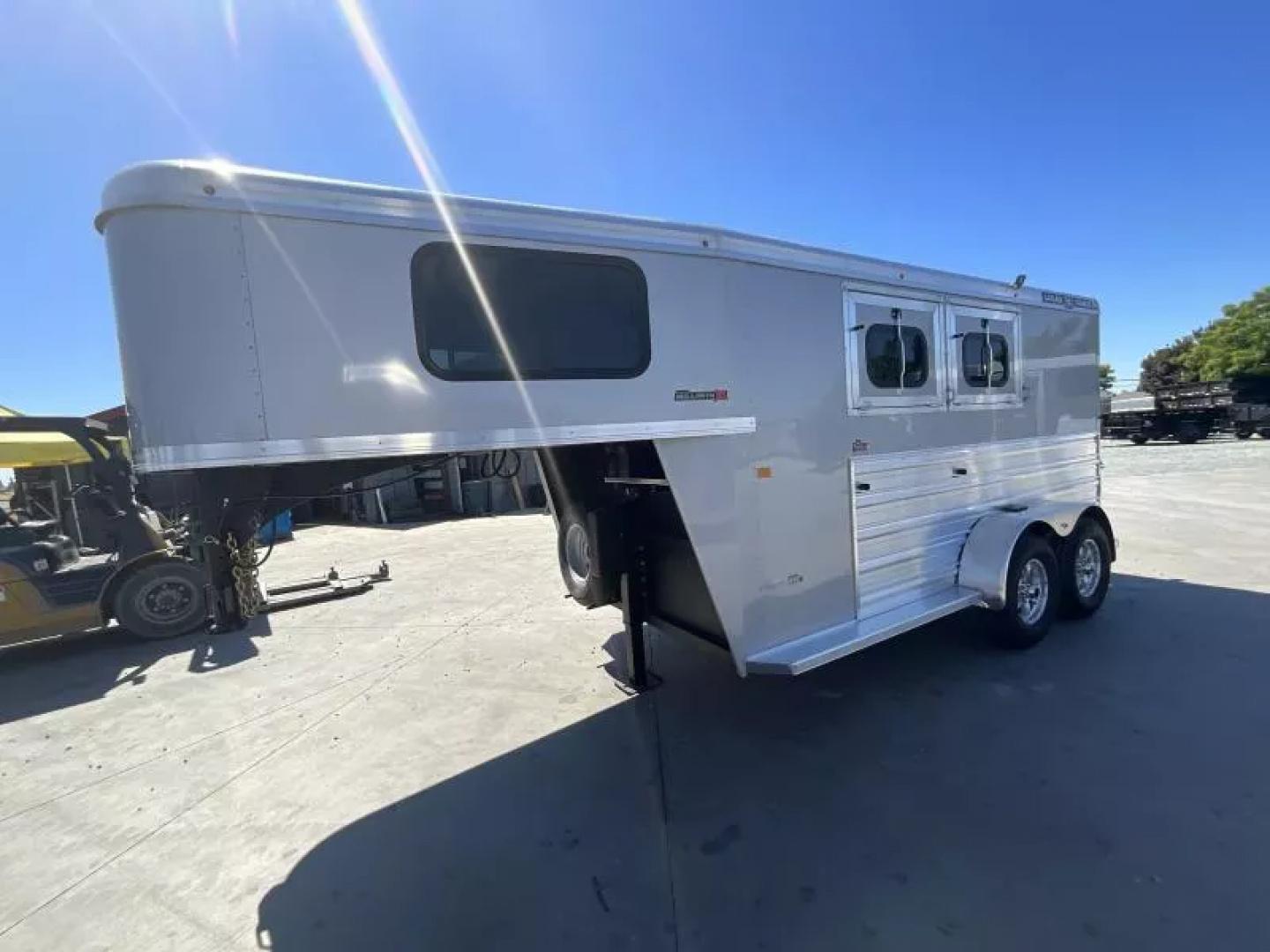 New 2026 Logan Coach BULLSEYE2GN Horse Trailer