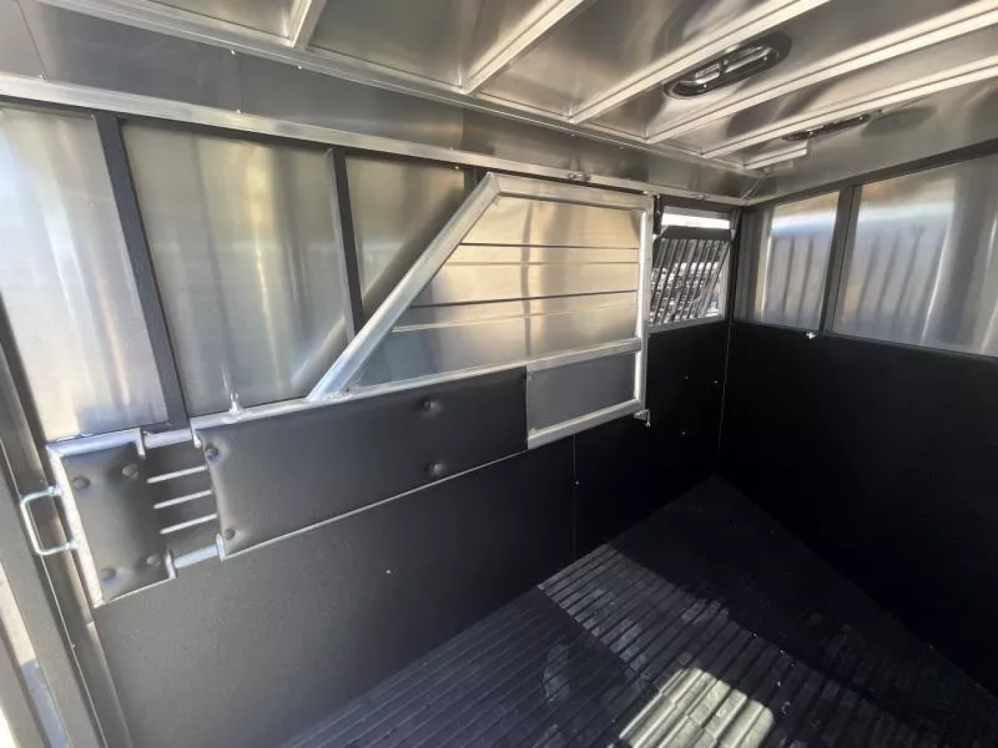 New 2026 Logan Coach BULLSEYE2GN Horse Trailer