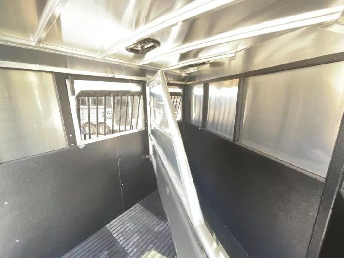 New 2026 Logan Coach BULLSEYE2GN Horse Trailer