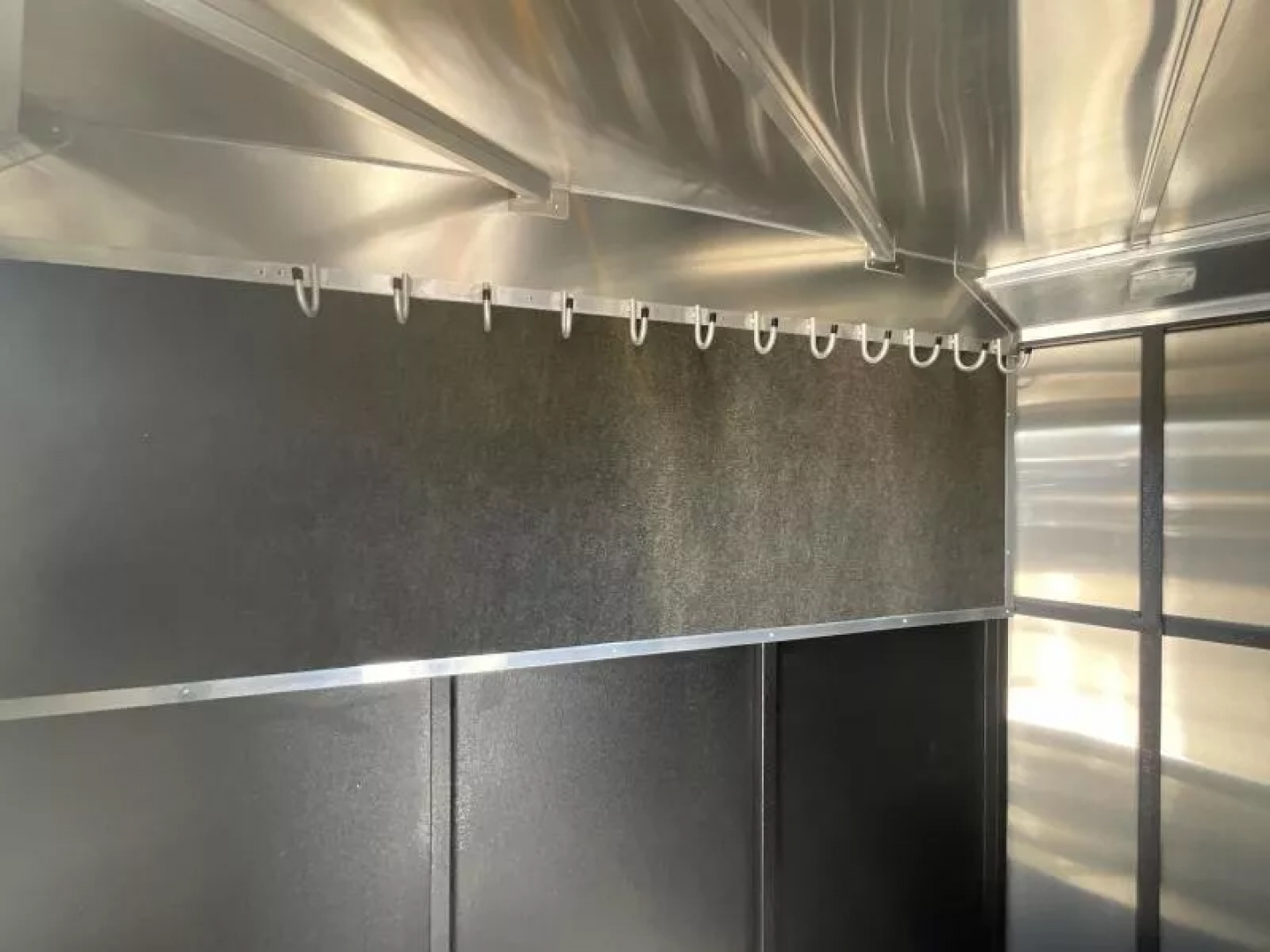 New 2026 Logan Coach BULLSEYE2GN Horse Trailer