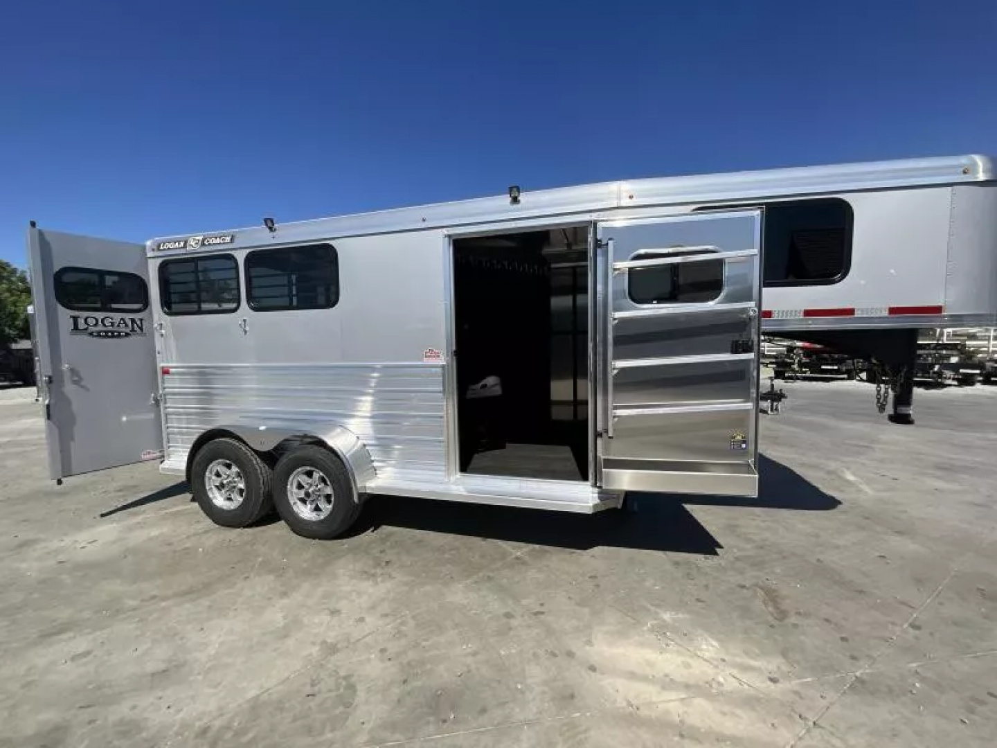 New 2026 Logan Coach BULLSEYE2GN Horse Trailer