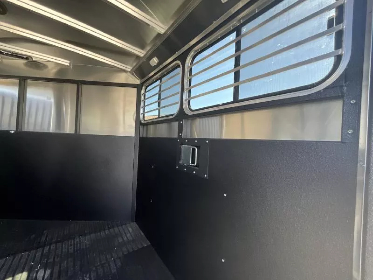 New 2026 Logan Coach BULLSEYE2GN Horse Trailer
