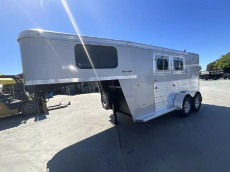 New 2026 Logan Coach BULLSEYE2GN Horse Trailer