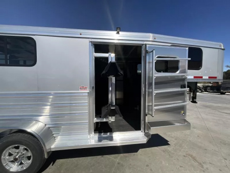 New 2026 Logan Coach BULLSEYE2GN Horse Trailer