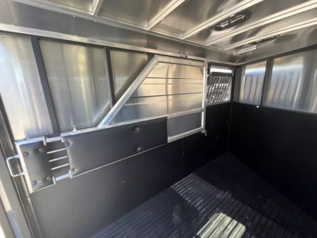 New 2026 Logan Coach BULLSEYE2GN Horse Trailer