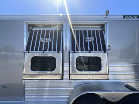 New 2026 Logan Coach BULLSEYE2GN Horse Trailer