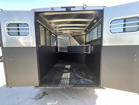 New 2026 Logan Coach BULLSEYE2GN Horse Trailer
